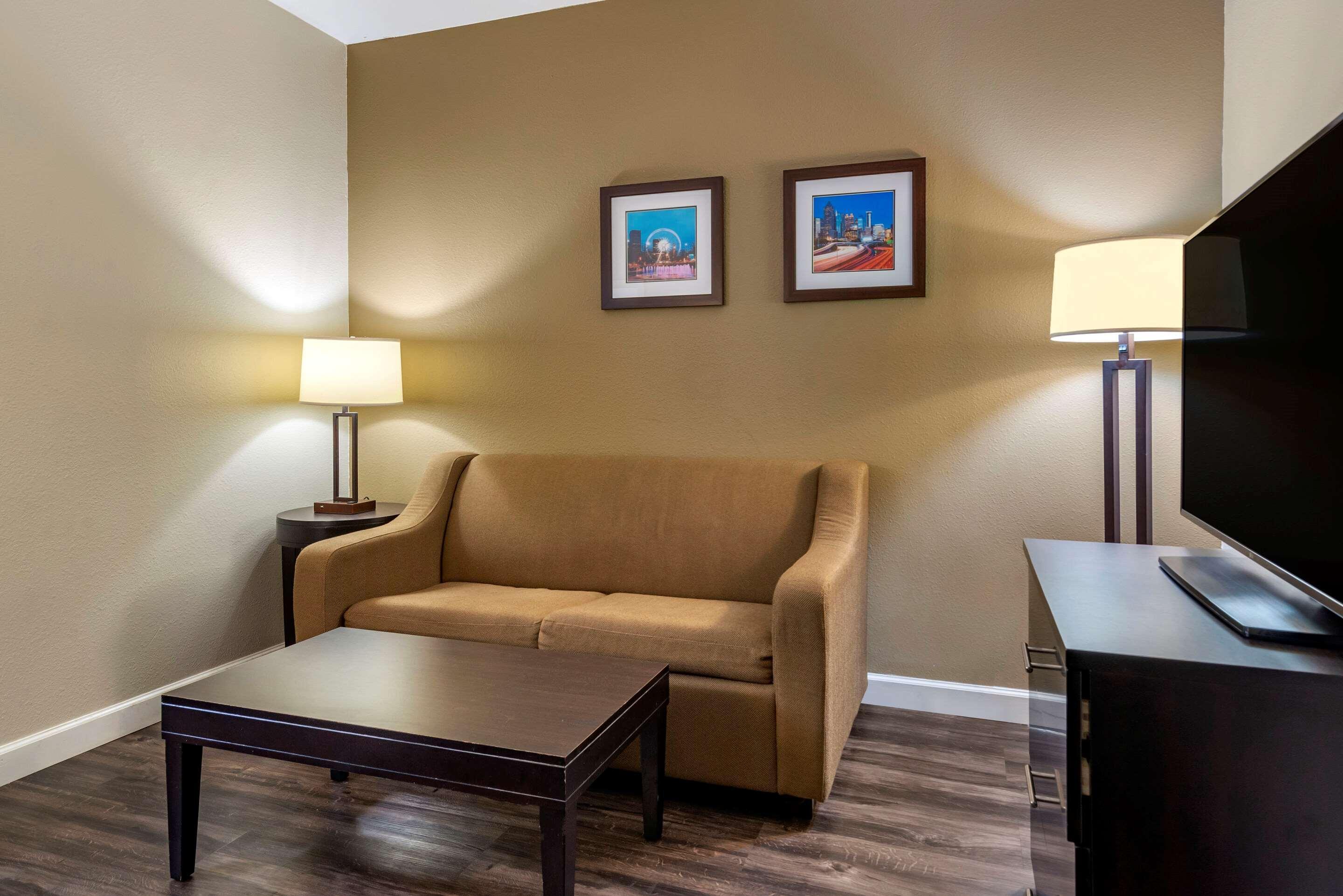 Comfort Inn & Suites Near Six Flags Lithia Springs Exterior photo