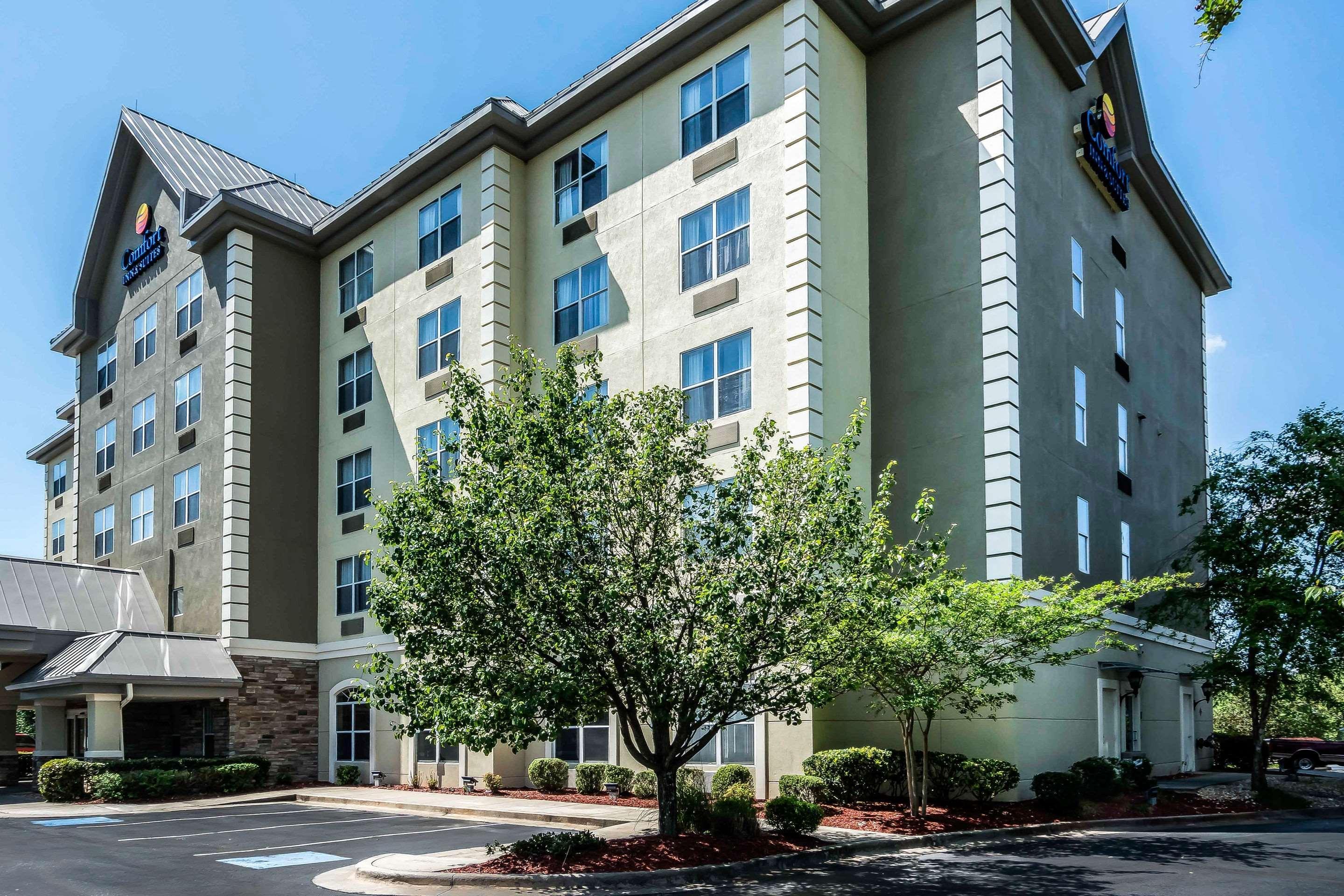 Comfort Inn & Suites Near Six Flags Lithia Springs Exterior photo