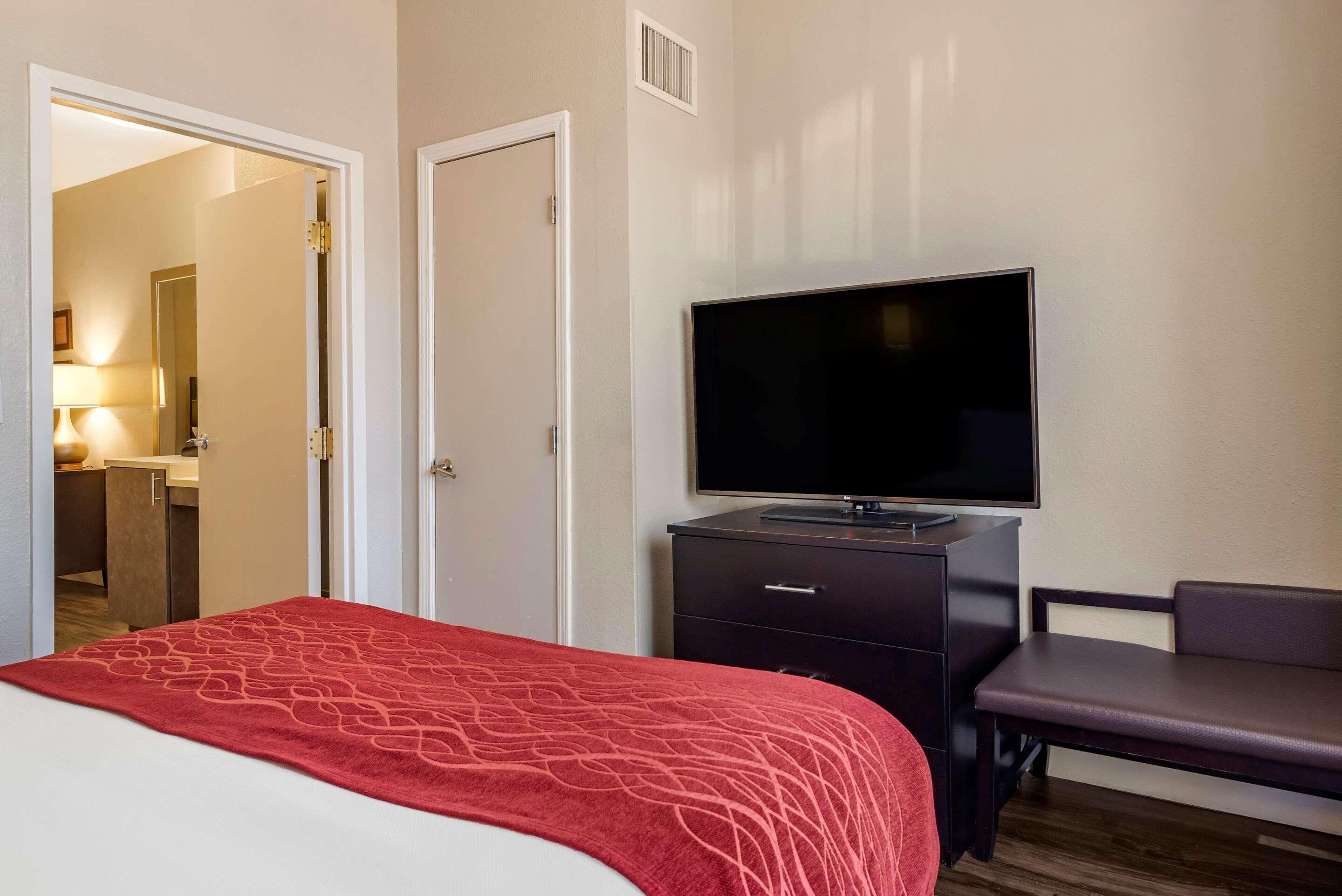 Comfort Inn & Suites Near Six Flags Lithia Springs Exterior photo