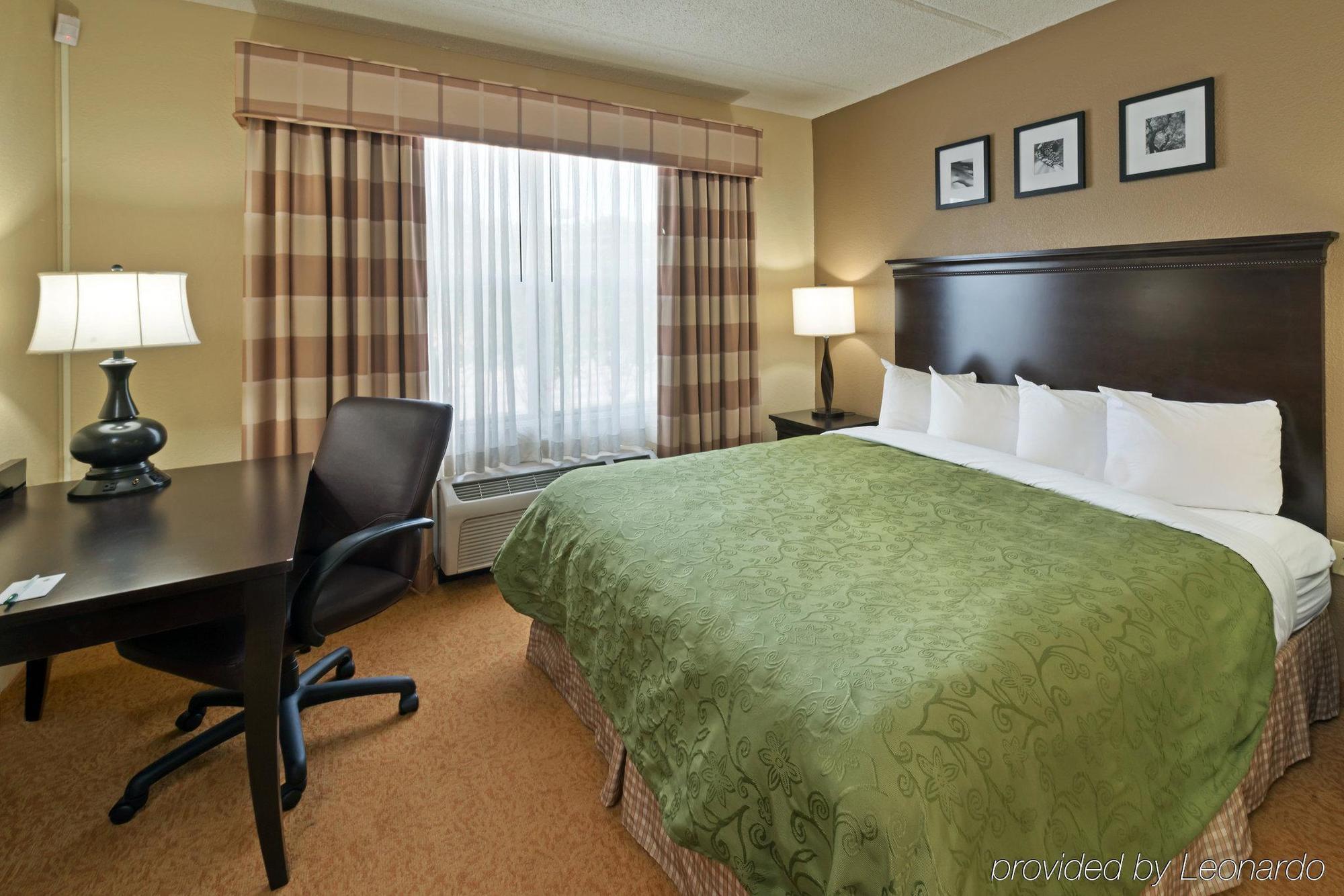 Comfort Inn & Suites Near Six Flags Lithia Springs Exterior photo